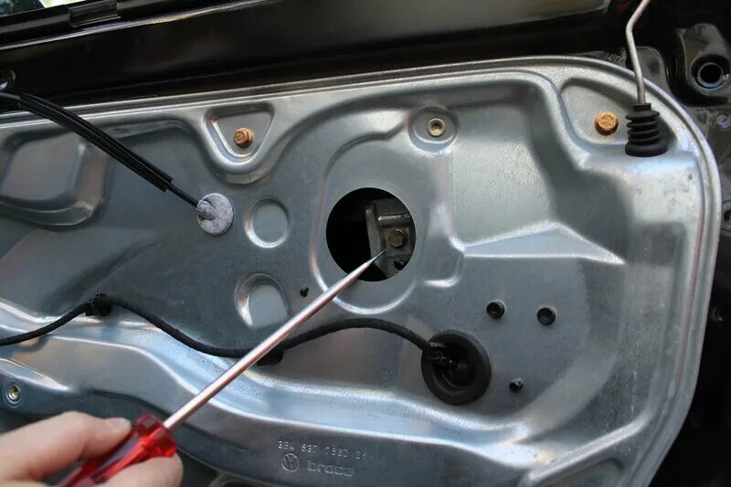 Volkswagen Tiguan 2007-2015: Removal and installation of glass guide (Body / Ext