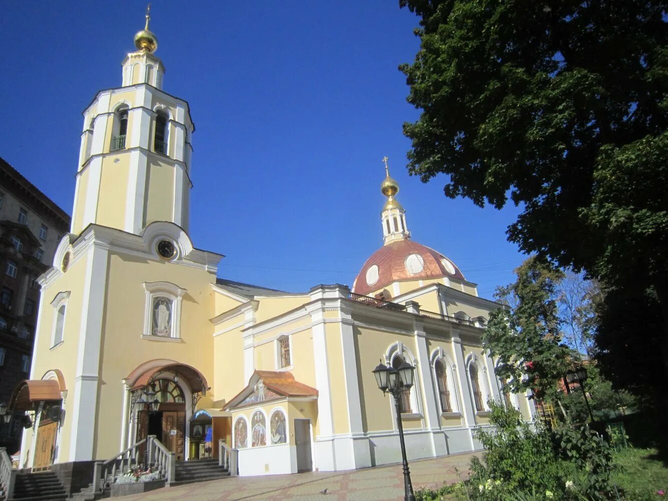 Храмы на соколе москва. Храм всех святых во всехсвятском в москве. храм на соколе в москве. храм всех святых москва сокол. всехсвятская церковь на соколе.