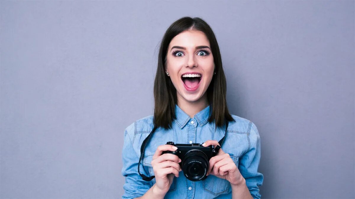 Фотосессия для фотографа с фотоаппаратом. Девушка держит камеру. Держит кинокамеру. Девушка держит фотоаппарат боком. Фотосессия с фотоаппаратом.