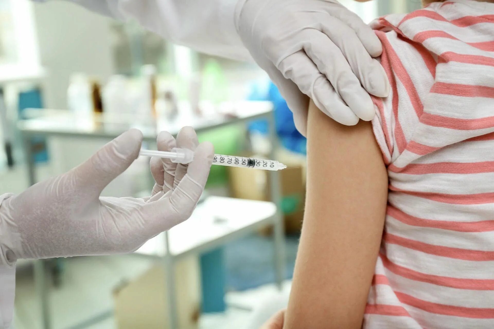 Прививки ОРВИ. Профилактика гриппа прививка. Специфическая профилактика фото. Фото ОРВИ вакцинация от гриппа.
