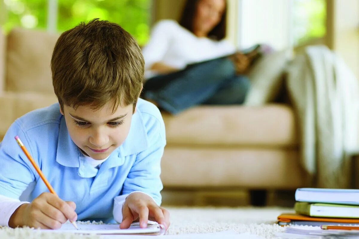 Делаем уроки после школы. Сонный школьник. Мальчик учится. Стресс ученика. Школьник скучает на уроке.