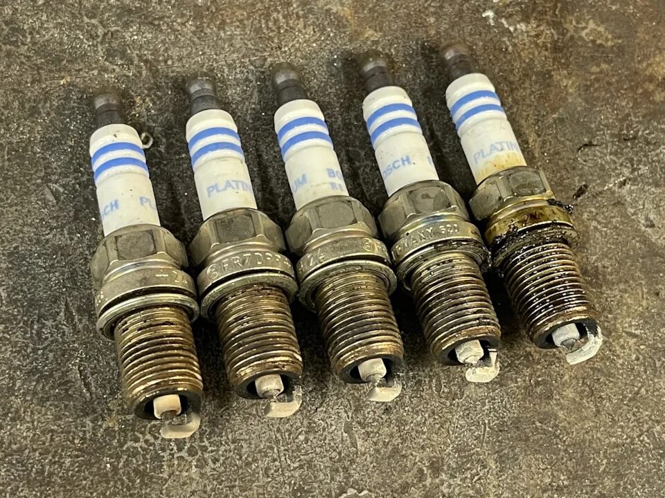 Черные свечи на вольво 850 95г в. Volvo 8642660 свечи зажигания, комплект. Вольво s40 свечи накаливания. Свечи на вольво. Свечи на вольво.