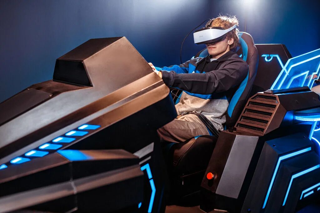 VR DTX автосимулятор. Кресло виртуальной реальности. Очки виртуальной реальности и кресло. Кресло с очками виртуальной реальности.