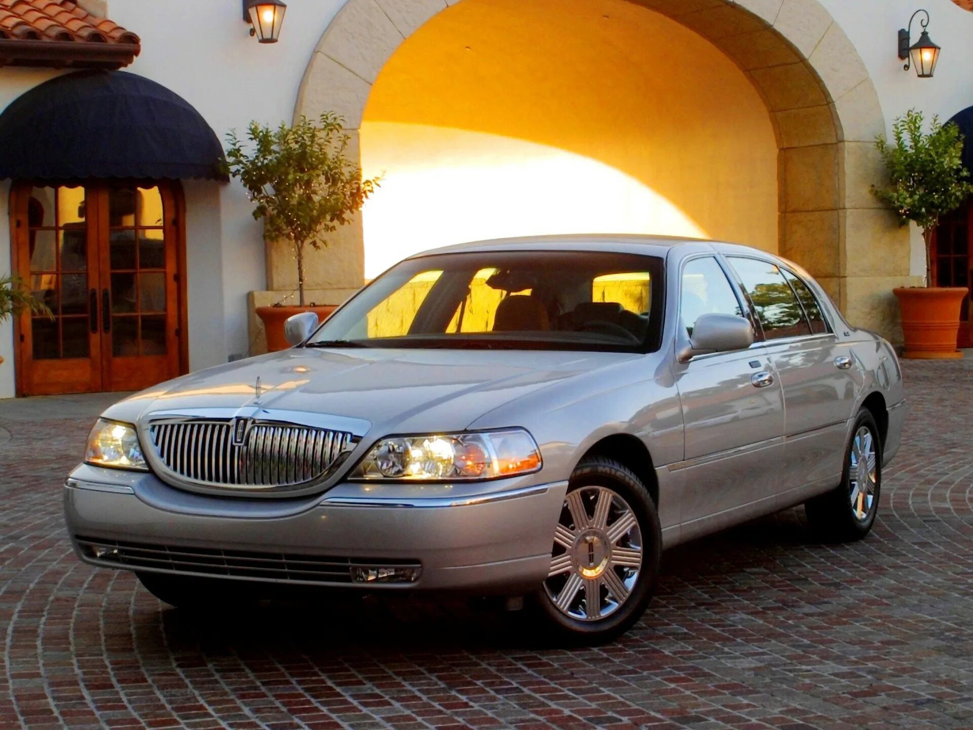 Линкольн Таун кар 2003. 2003—2011 Lincoln Town car. Линкольн Таун кар 2011. Lincoln Town car.