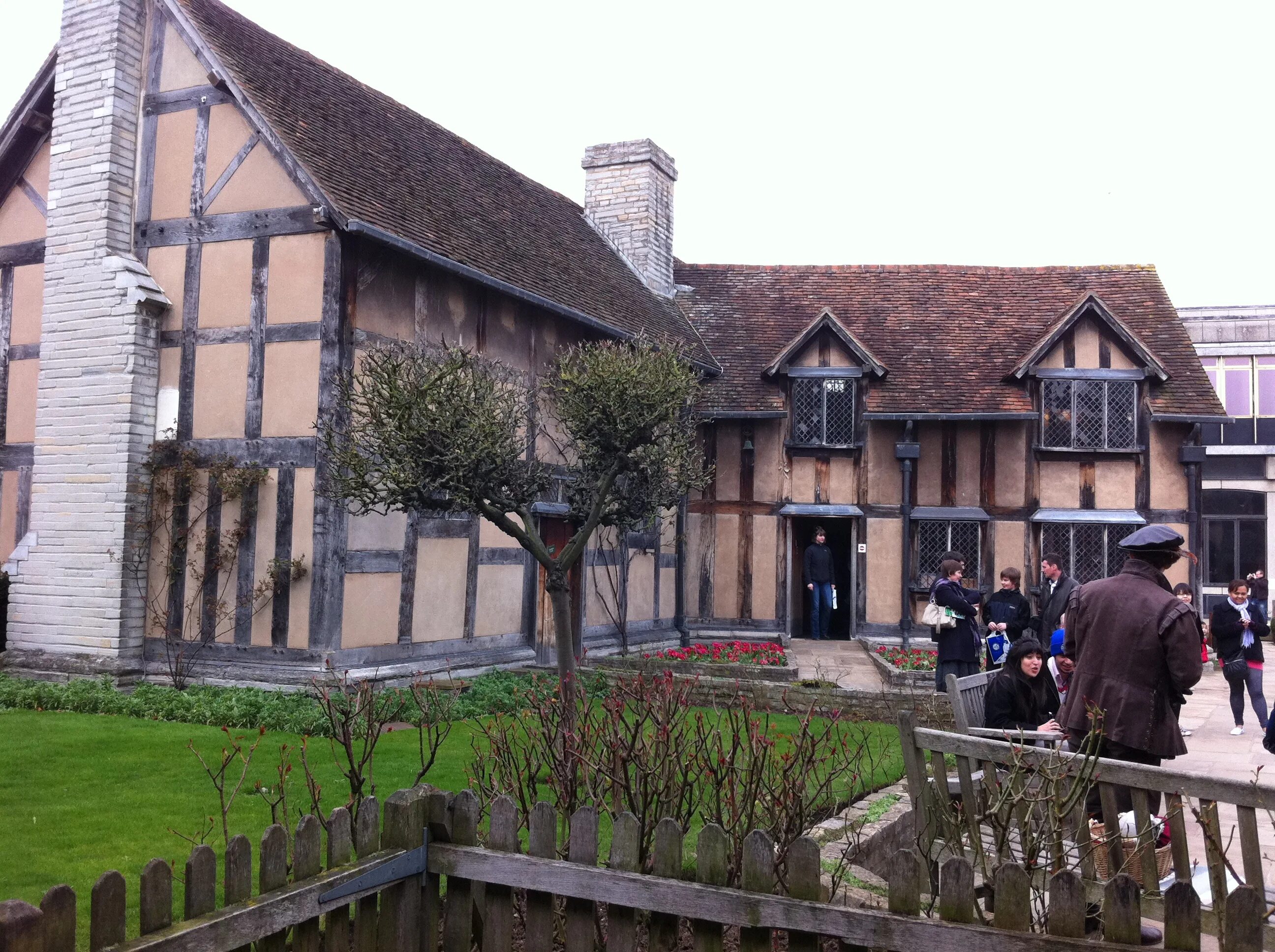 Stratford upon avon shakespeare. Stratford-upon-Avon Шекспир. Дом-музей Шекспира Стратфорд-апон-эйвон. Дом Шекспира в Стратфорде. Дом-музей Шекспира Англия.