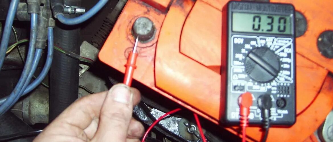 Какое напряжение при работающем двигателе должно быть. Нормальный зарядка генератора 2107. генератор выдает 12 вольт е34. нормальное напряжение генератора автомобиля. бензогенератор для зарядки автомобильного аккумулятора.