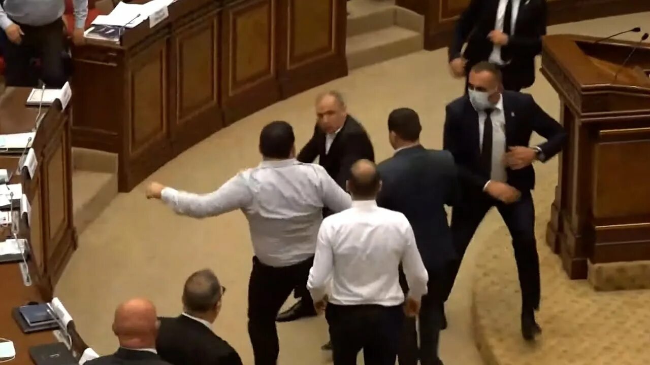 Драку депутатов. Драка в парламенте. драка в парламенте армении. драка депутатов. депутаты армении.