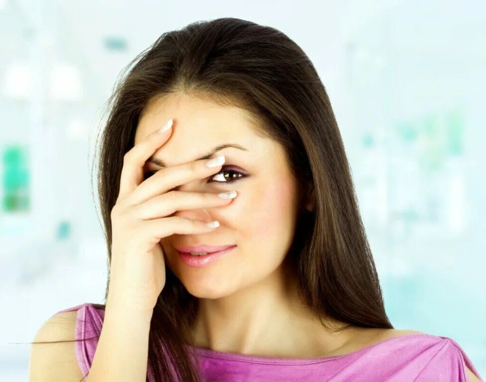 Я скромница. Удаться скромный. Удаться скромный. Красивая девушка смущается. Смущенная девушка.