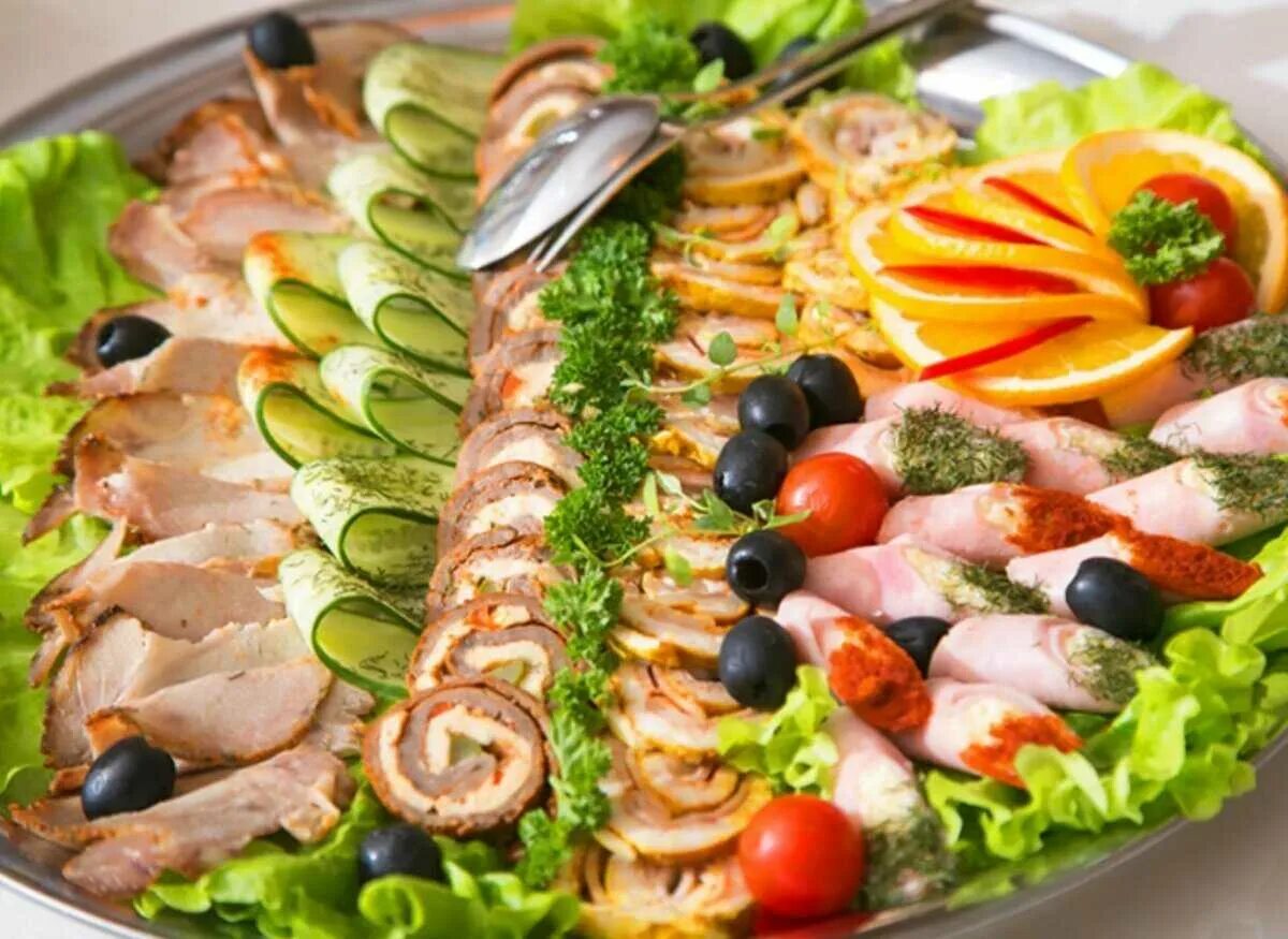 Салат удивить гостей. Салаты на новый год. Фаршированные помидоры черри капрезе. Закуски на стол. Салат на удивление гостям.