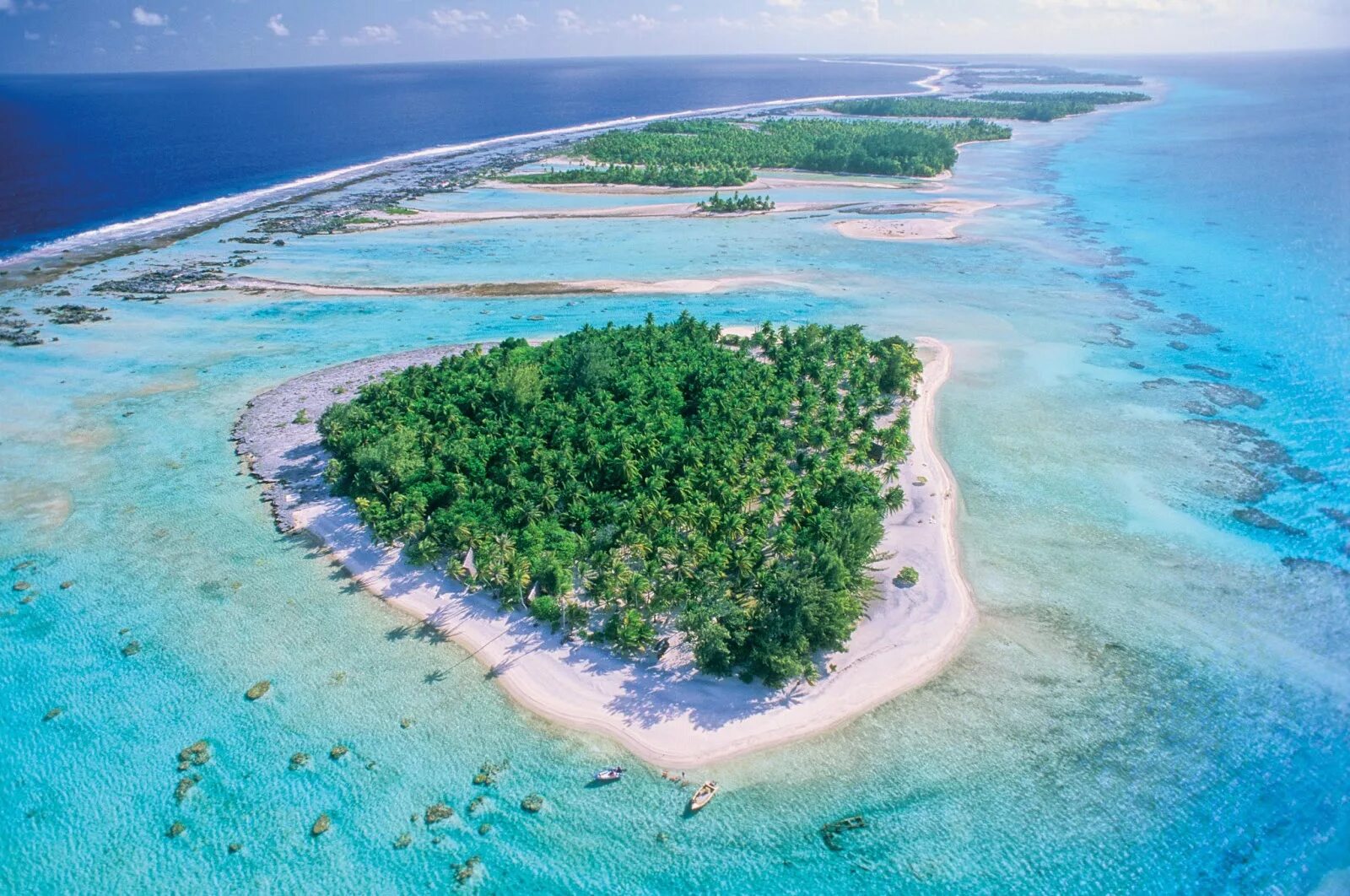 Two large islands. Атолл Рангироа. Остров Рангироа французская Полинезия. Архипелаг Туамоту. Острова Туамоту французская Полинезия.