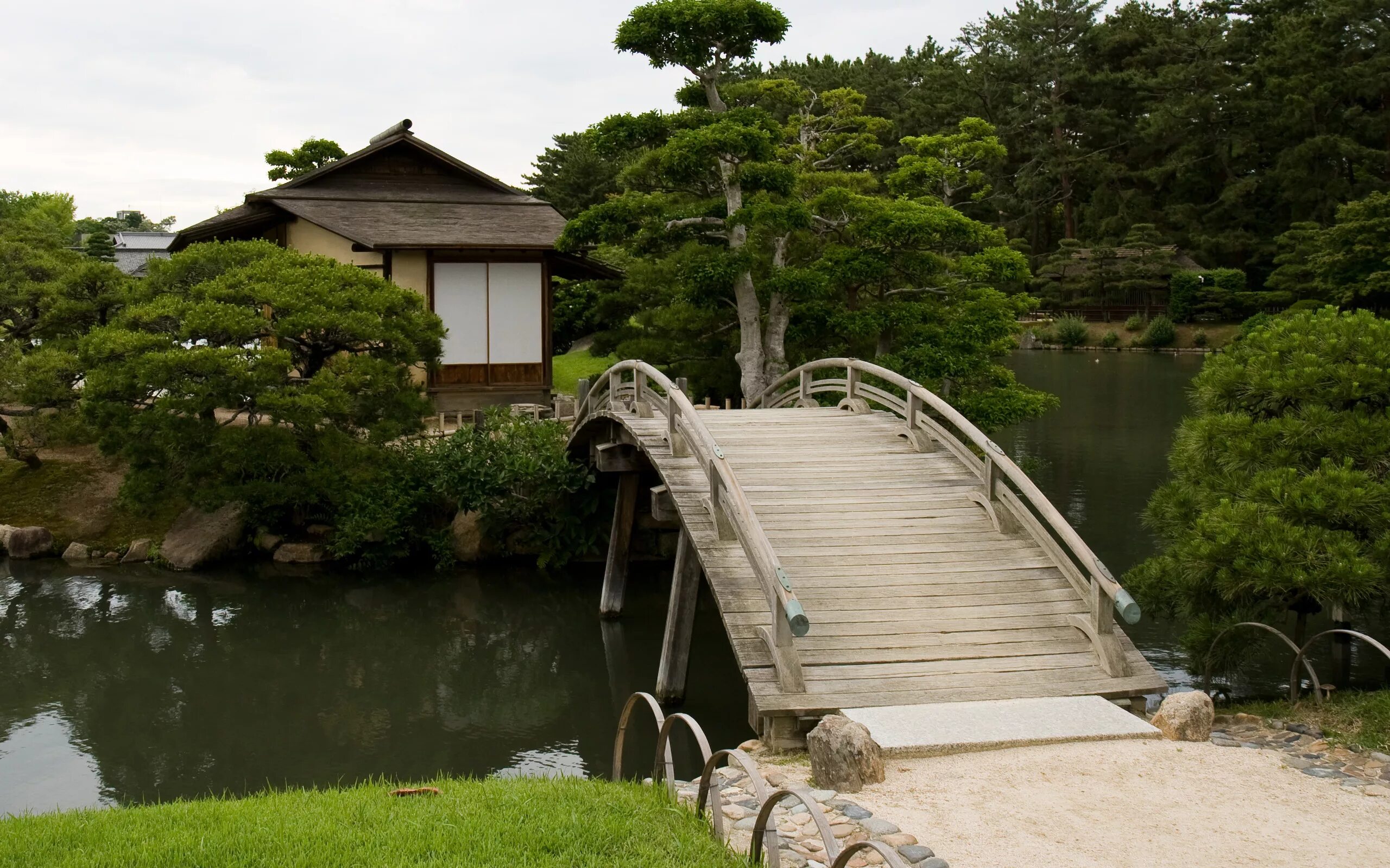 Пейзажный парк красногвардейский район. Пруд с островом. Пруд с островом. Мост яцухаси. Беседка над прудом.