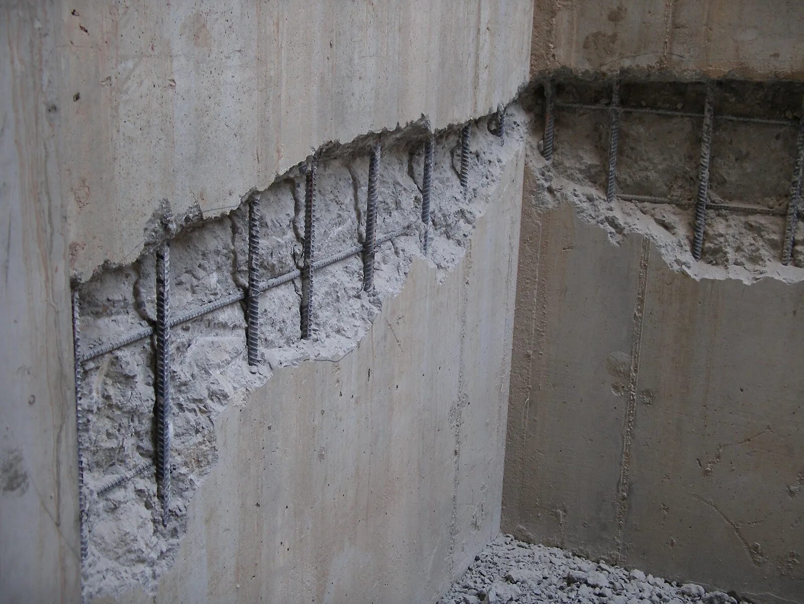 Трещины в железобетонных стенах. Разрушение бетонных конструкций. Армированный бетон стена. Защита арматуры в бетоне.