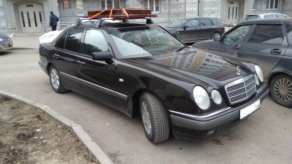 Мерседес е класс 1997 года. Мерседес 210 багажник на крышу. Мерседес e class 1997. Мерседес е класс 1997. Мерседес е 1997 года.