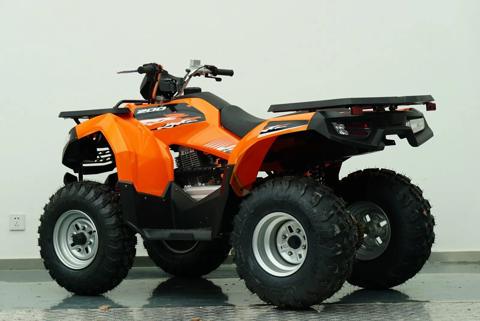 250 больше 200. Квадроцикл atv 200l New Armada (Loncin). Квадроцикл Armada atv 200l. Armada 200 atv квадроцикл. Квадроцикл Armada atv 700l.