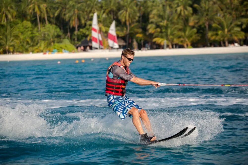 Do water sports. Вейкборд Мальдивы. Водные лыжи Мальдивы. Мальдивы развлечения водные лыжи. Катание на водных лыжах на Мальдивах.