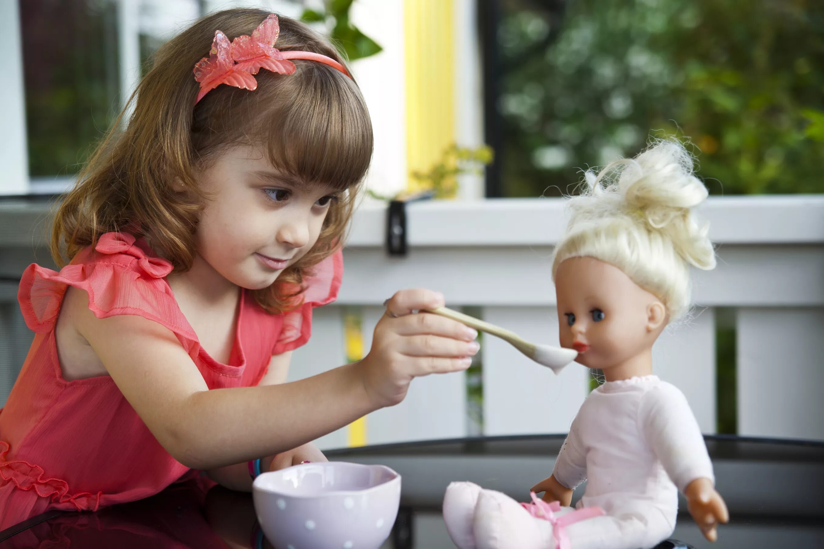 Кукла дочки матери. Куклы для девочек. Девочки играющие в куклы. Дети играющие с куклами. Девочка играет кв куклы.