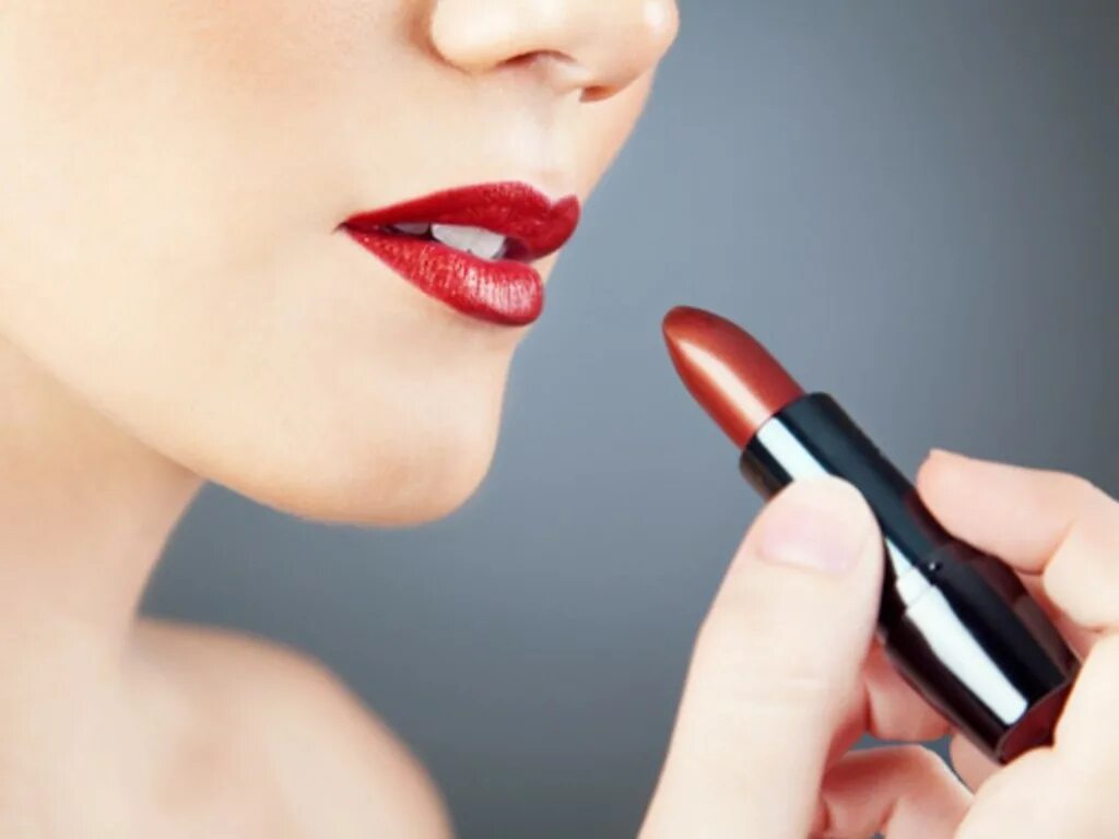 Можно ли нанести помаду во время поста. Девушка с помадой. Женщина и помада. Модный макияж губ. Реклама помады.