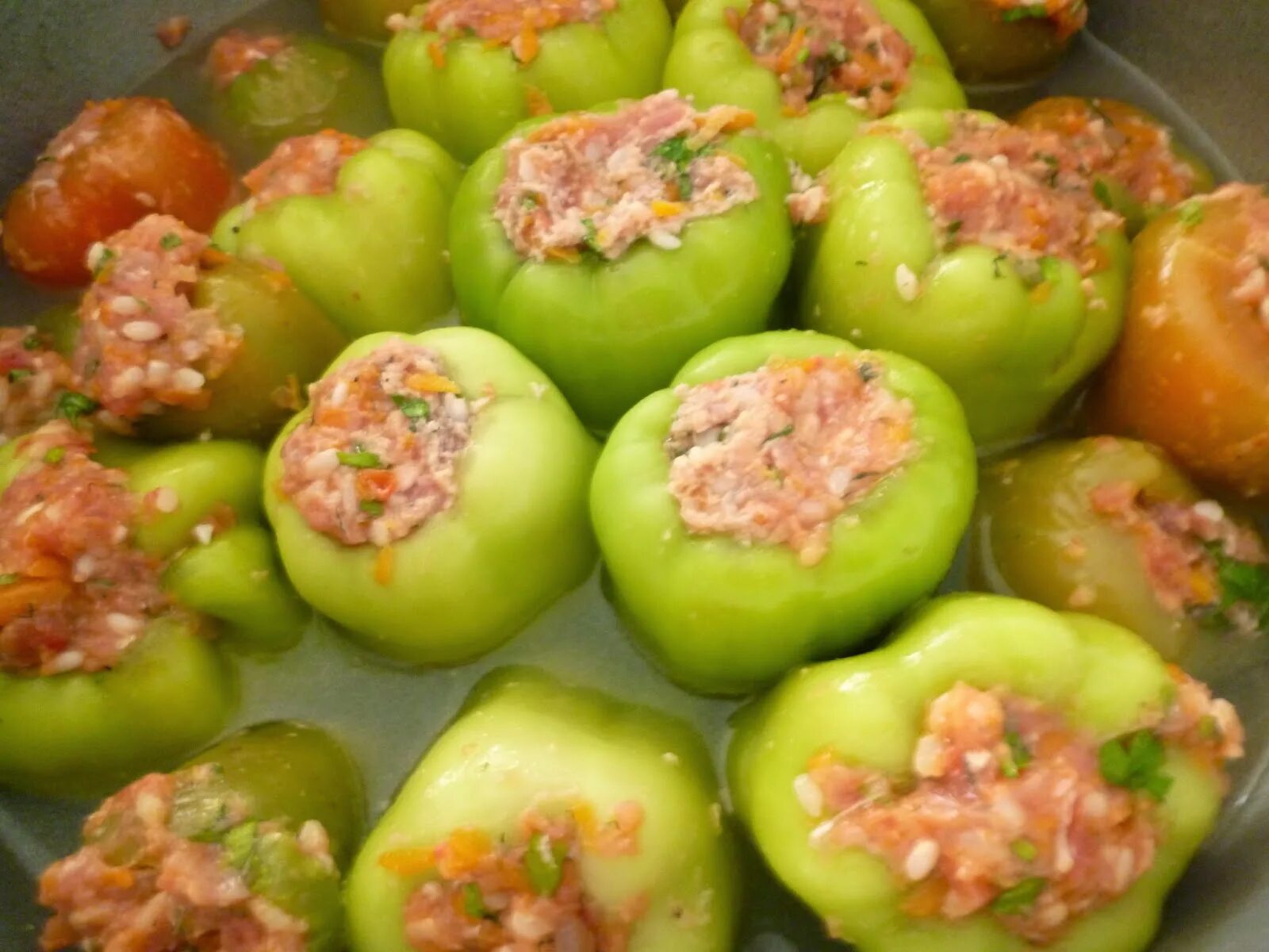 Фаршированные перцы с фаршем и рисом. Перец для фаршировки. Фаршированный зеленый перец. Мультяшная перец зеленый фаршированный. Перец фаршированный зеленый.