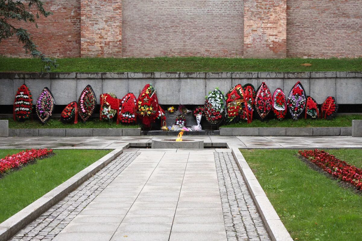 Мемориал огонь вечной славы великий новгород. Мемориальный комплекс линия обороны великий новгород. Мемориал огонь вечной славы великий новгород. Мемориал вечный огонь в кремле великий новгород. Новгородская область деревня мясной бор- братская могила.