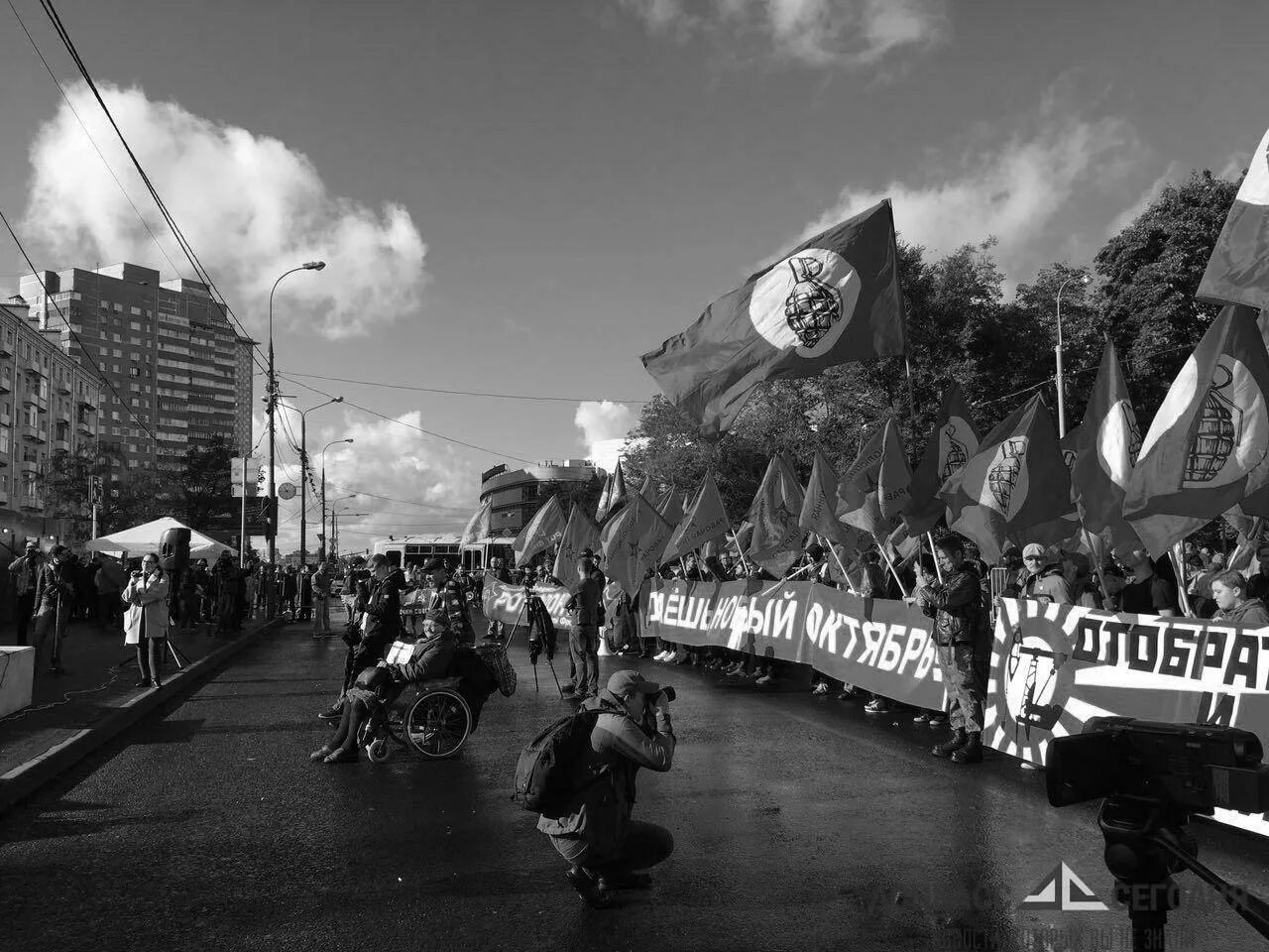 Митинги на донбассе 2014. Макет памятников донбасса в москве. Новороссия митинг. Митинг за луганск и донецк в москве. Пространства в москве.