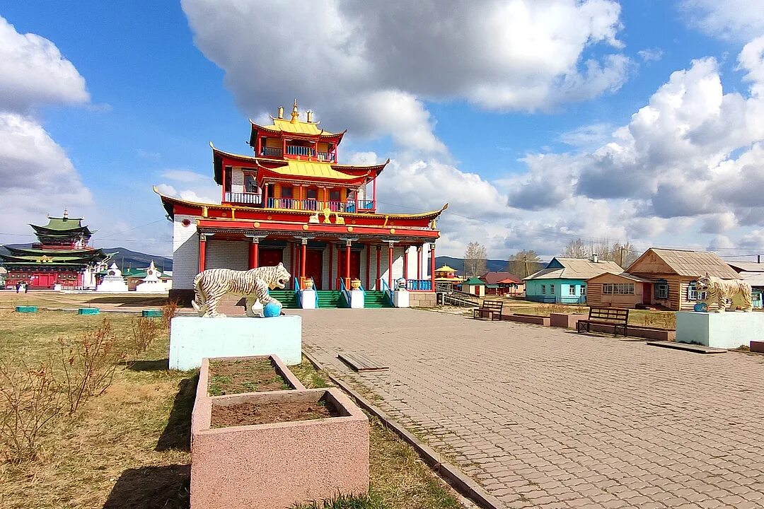 Иволгинская улан удэ. Иволгинский дацан Улан-Удэ. Улан-Удэ буддийский храм. Буддистский храм в Улан Удэ. Бурятия буддизм Иволгинский дацан.