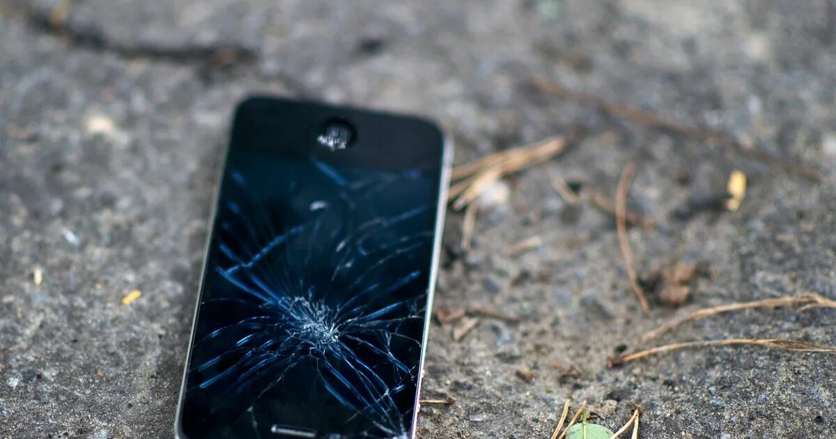 Фото разбивать телефон. Разбитый смартфон. Разбитый айфон. Сломанный смартфон. Разбитые телефоны.