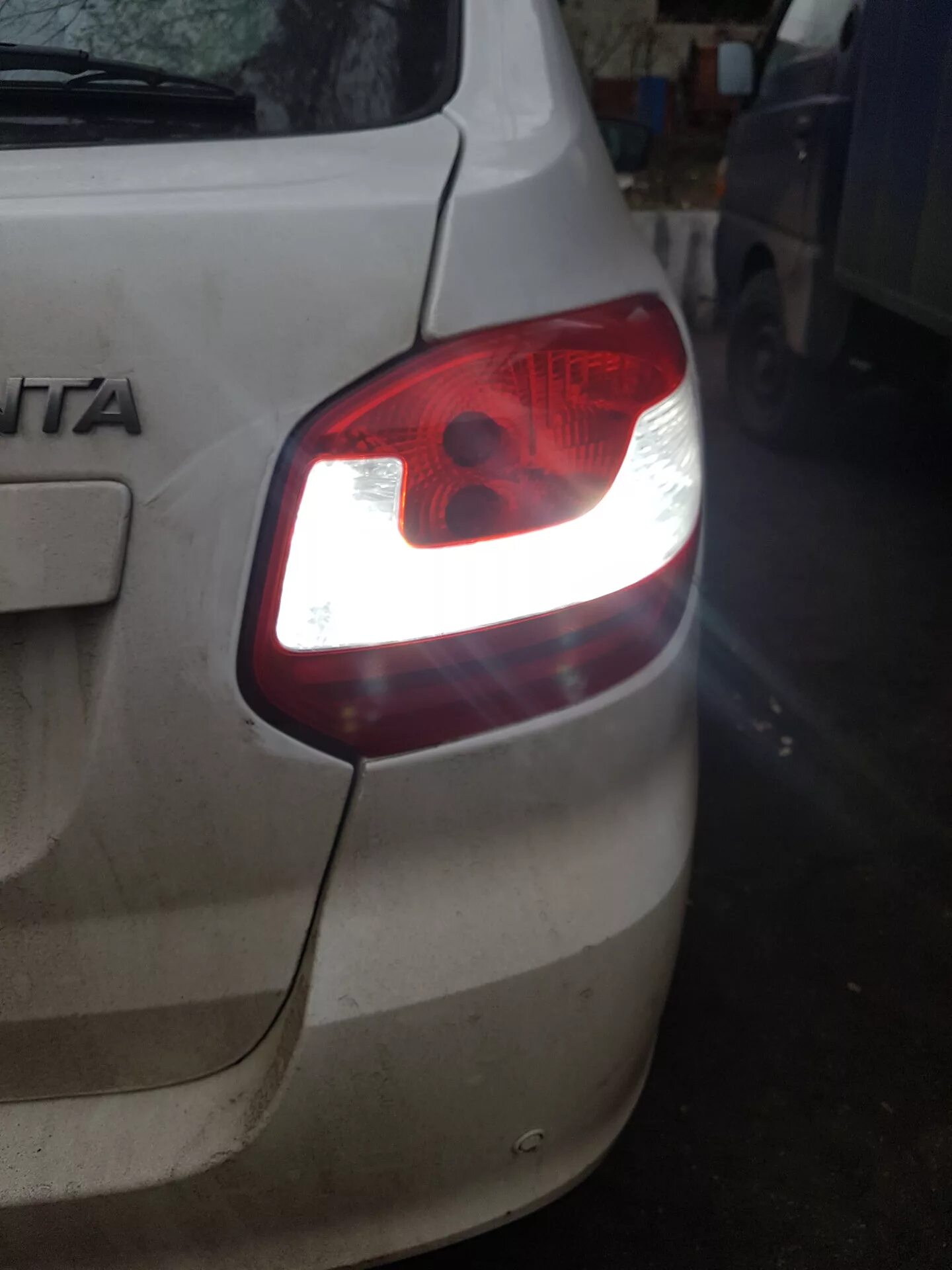 Задний ход гранта лифтбек. Задний ход гранта лифтбек. Лампочка лада гранта фл габарит задний. Гранта 2190 фонари заднего хода. Лада гранта лифтбек вид сзади.