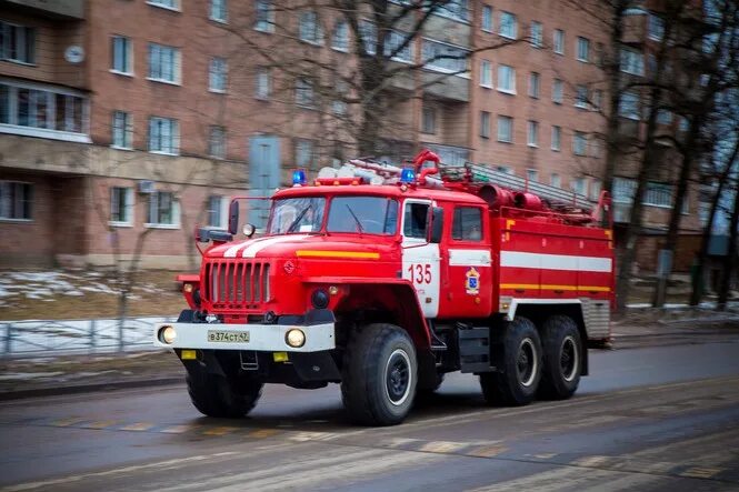 Пожарная машина на пожаре. Пожарная машина поехали. Пожарная машина поехали. Пожарная машина мчс. Ацб 5.
