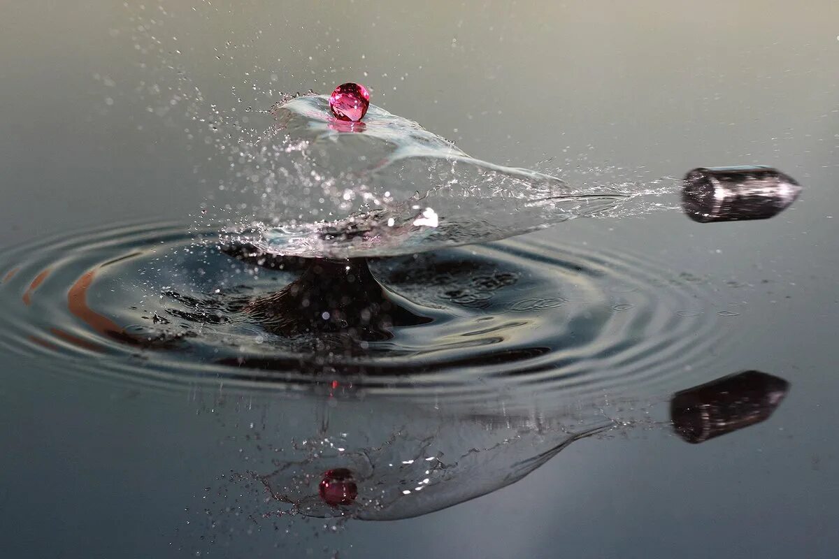 Падающая вода. Пуля в воде. Высокоскоростная съемка пули. Замедленная съемка воды. Вода в замедленной съемке.
