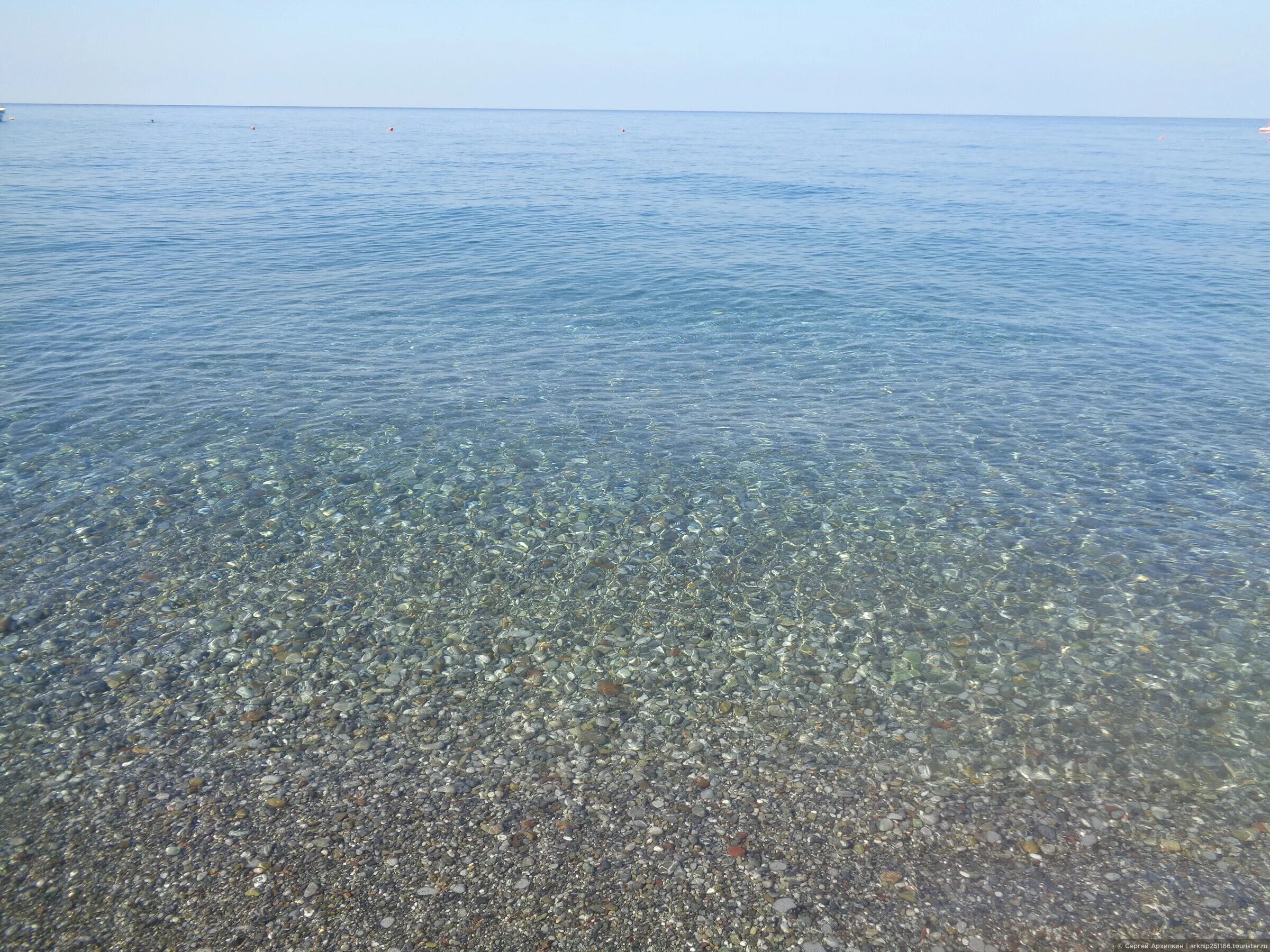 Район мамайка пляж. Морская лагуна пицунда. Черное море лазаревское. Сочи море лазаревское чистое море. Чёрное море фото сочи.