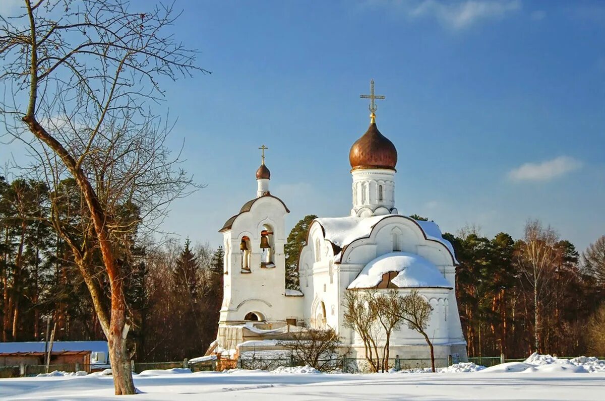 Ватное переделкино. Воскресенская Церковь Переделкино. Храм Воскресения Христова в Переделкино. Кладбище Переделкино. Московская область Переделкино храм и кладбище.