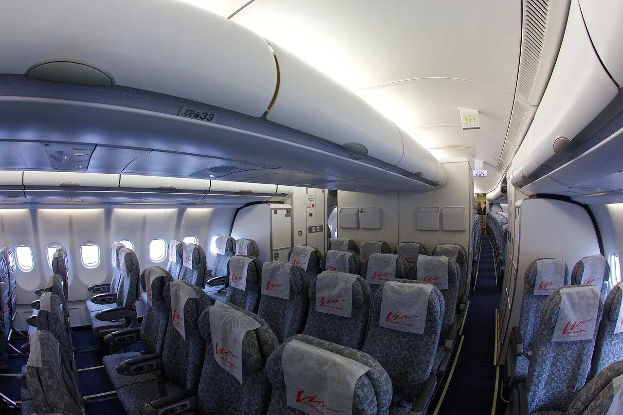 Салон самолета а 330. A330-200 салон. airbus a330-200 салон. а 330 200 самолет салон. аэробус а330-300 салон.