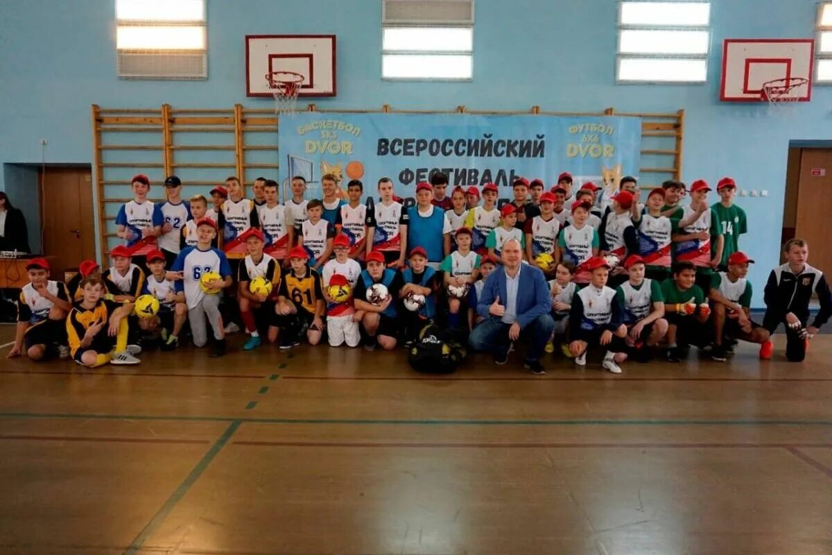 Школа 55 курск футбольное поле. Элжур 30 школа симферополь. Футбольные клубы и города. Школа 30 футбол. Школа 55 курск футбольное поле.
