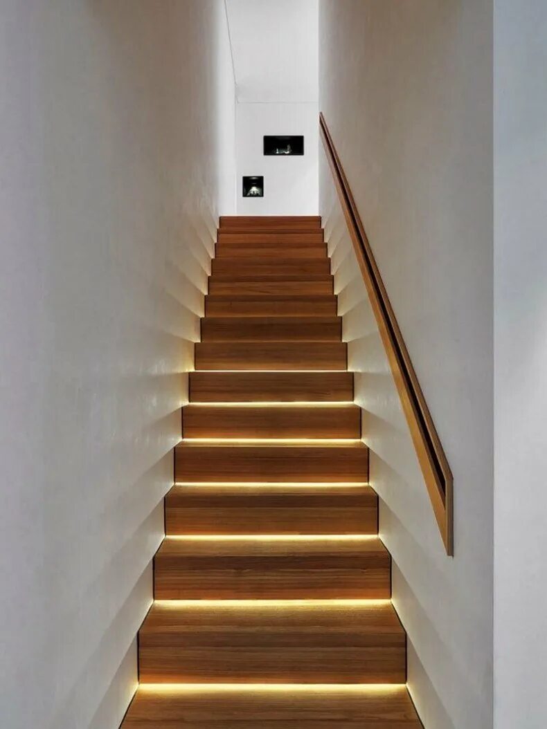 Эффект ступеньки. Stairslight автоматическая подсветка лестниц. Led подсветка ступеней лестницы светодиодная лента. Подсветка лестницы на ступенях. Подсветка ступенек на лестнице.