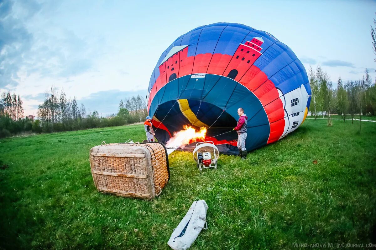 На большом шаре speed up. Воздушный шар приземлился. Посадка воздушного шара. Приземление на воздушном шаре. Полет на воздушном шаре приземление.