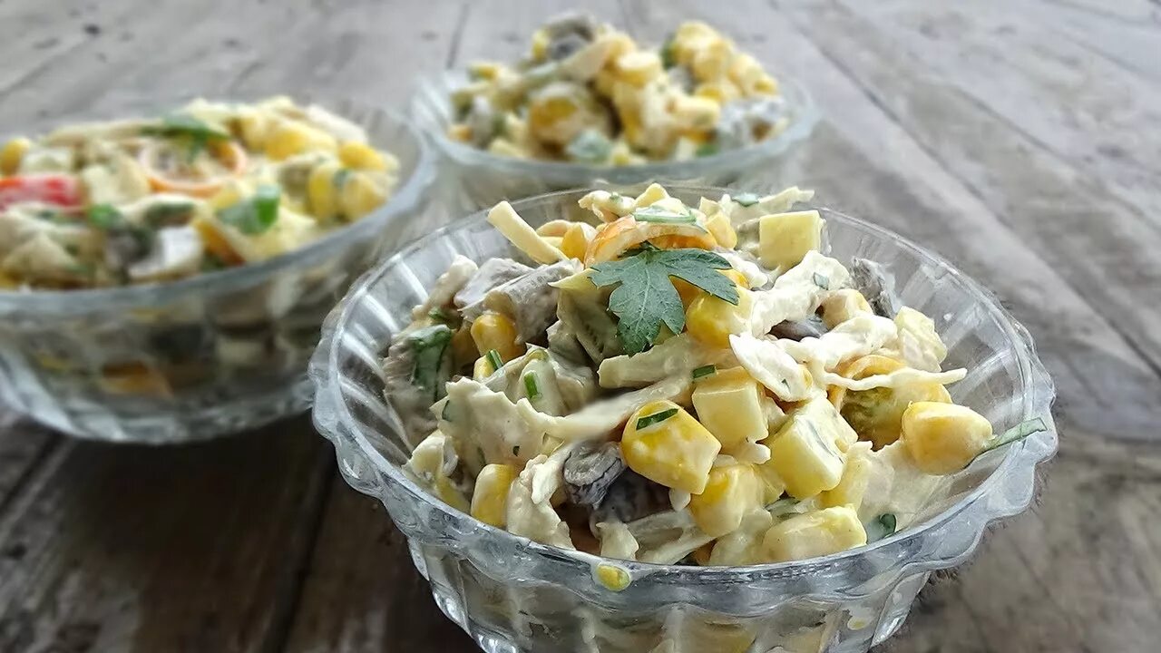 Салат жареные грибы курица яйцо сыр. Салат с курицей и грибами. Салат с курицей и грибами и сыром. Салат сыр грибы. Салат нежный с курицей и грибами.