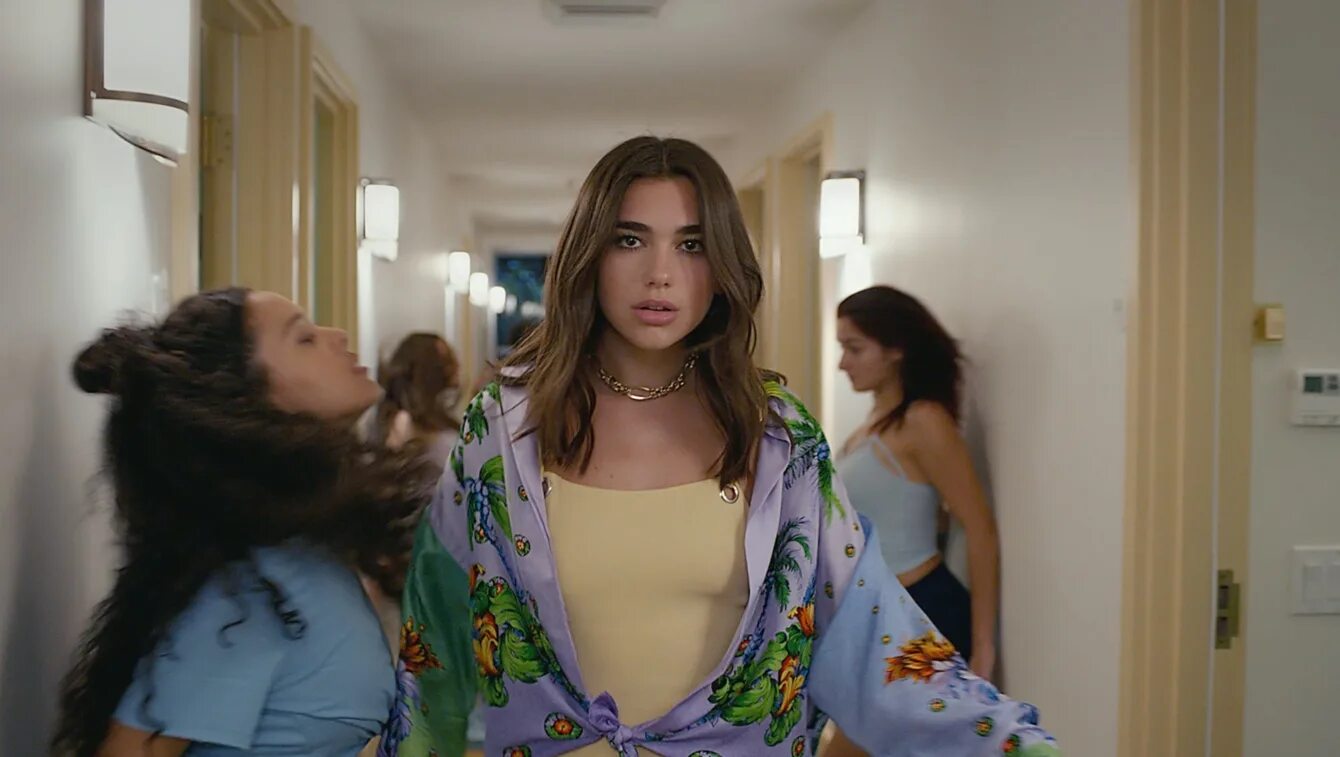 Исполнительница new rules. Дуа липа Нью. Dua Lipa New Rules. Дуа липа New Rules. Дуа липа клип New Rules.