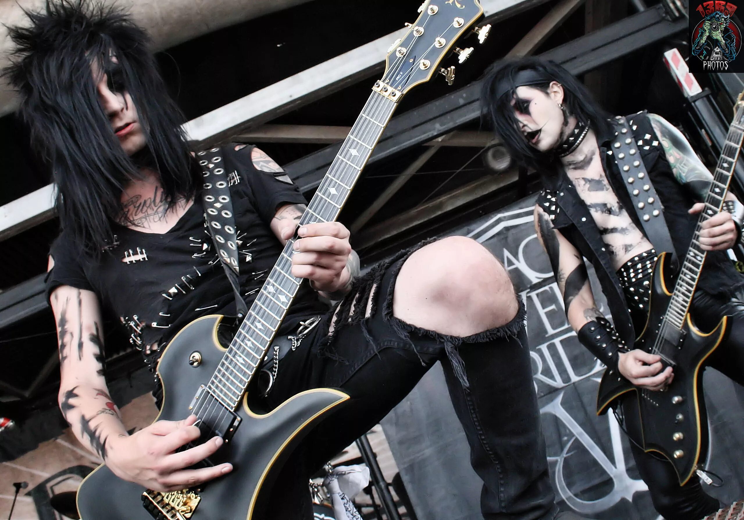 Black Veil Brides гитары. Black Veil Brides басист. Black Veil Brides гитарист. Концерт Black Metal гитарист. Тяжелый рок лучшее слушать