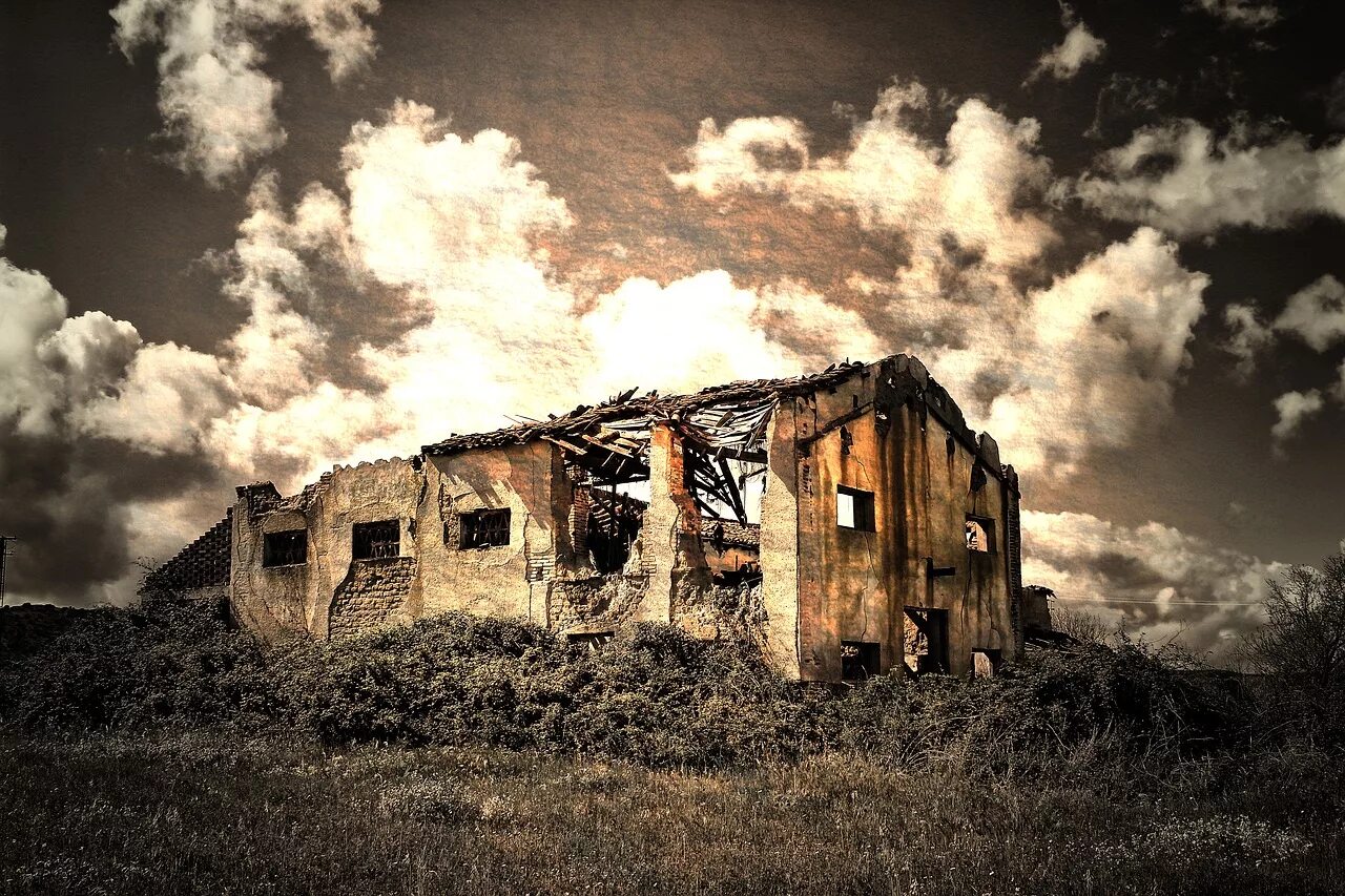 Abandoned village reclamation. Абандон развалины. Разрушенный дом. Руины домов. Разрушенные старинные здания.