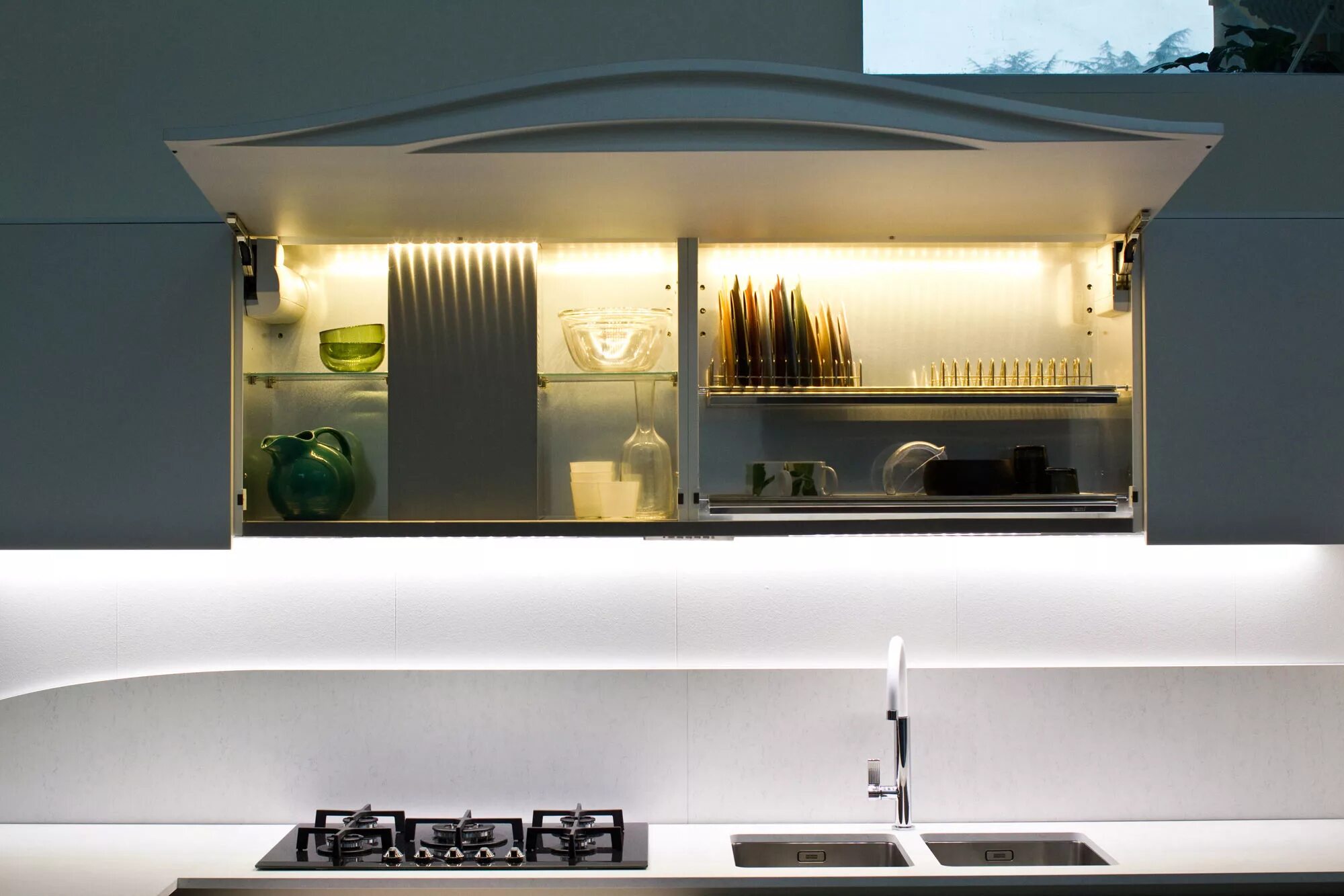 Верхняя подсветка кухни. Кухня Ola Snaidero. Подсветка для кухни. Подсветка кухонных шкафов. Подсветка внутри кухонных шкафов.