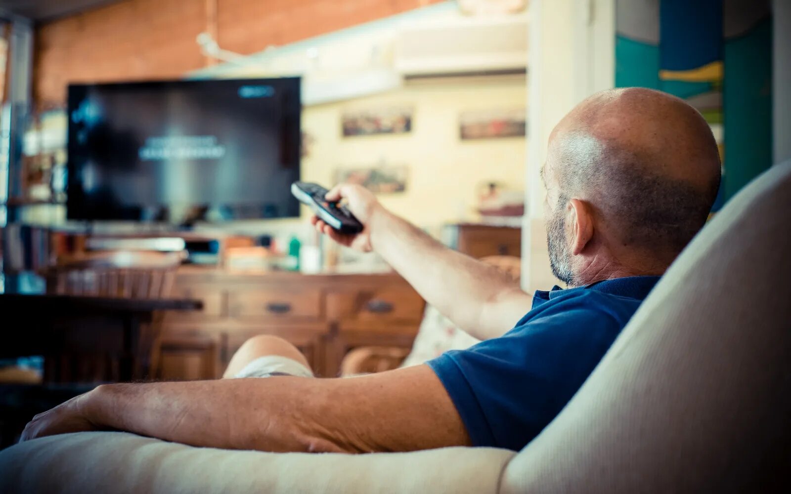Муж смотрит новости. Человек перед телевизором. Дед у телевизора. Дед перед телевизором. Старик перед телевизором.