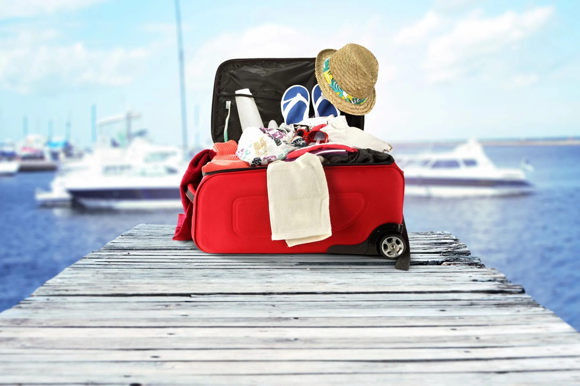 Ребенку перед поездкой на море. Open Suitcase. Удобно взять с собой в поездку картинка.