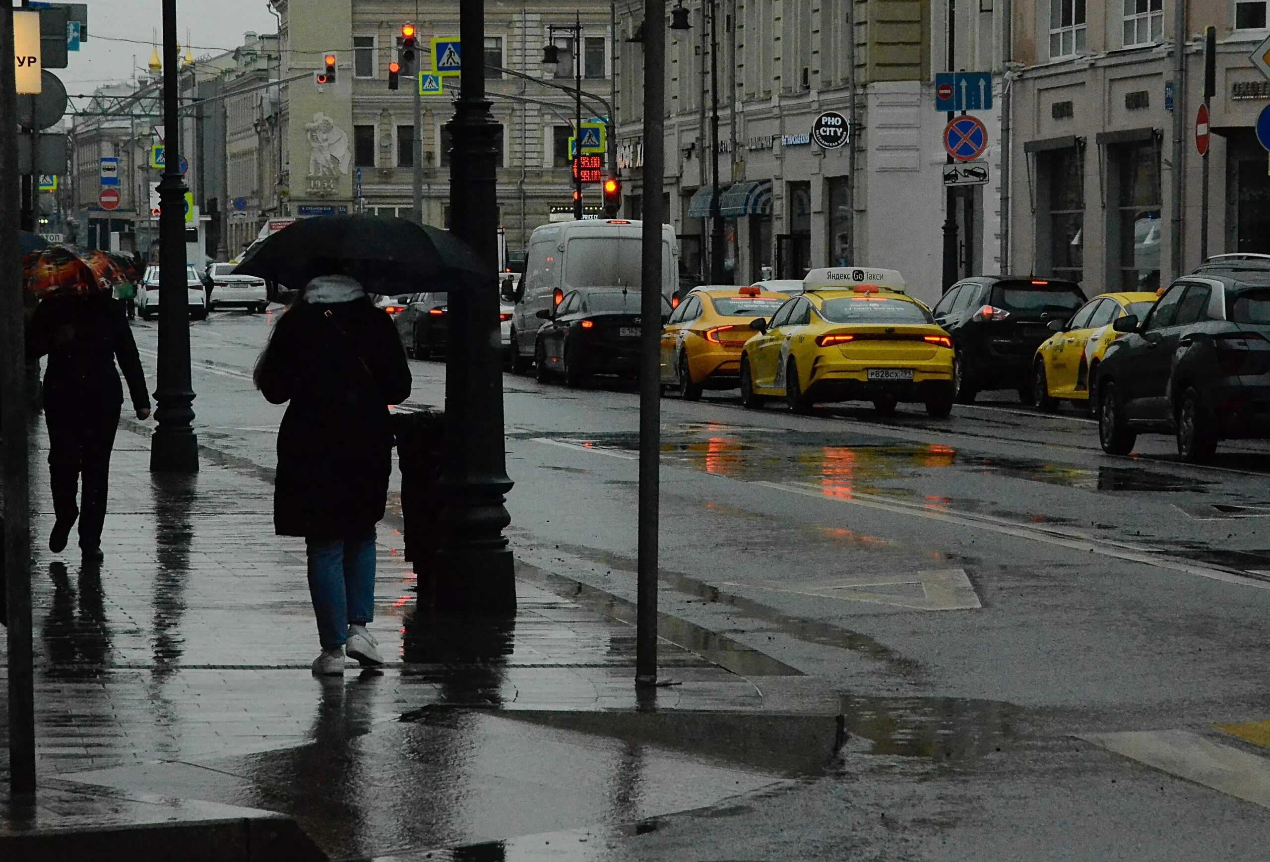 Дождь в городе. Дождь в Москве. Москва пасмурно. Улицы Москвы в дождь.