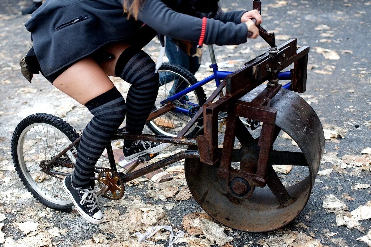 суровые русские женщины. будет больше приколов. только в россии приколы. толстые девушки в машине. премия смешные мемы.