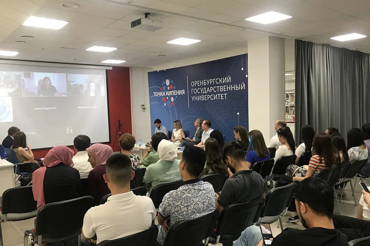 Международные тренинги. Российские вузы. Иностранные студенты. Русские и иностранные студенты. Семинар картинка.