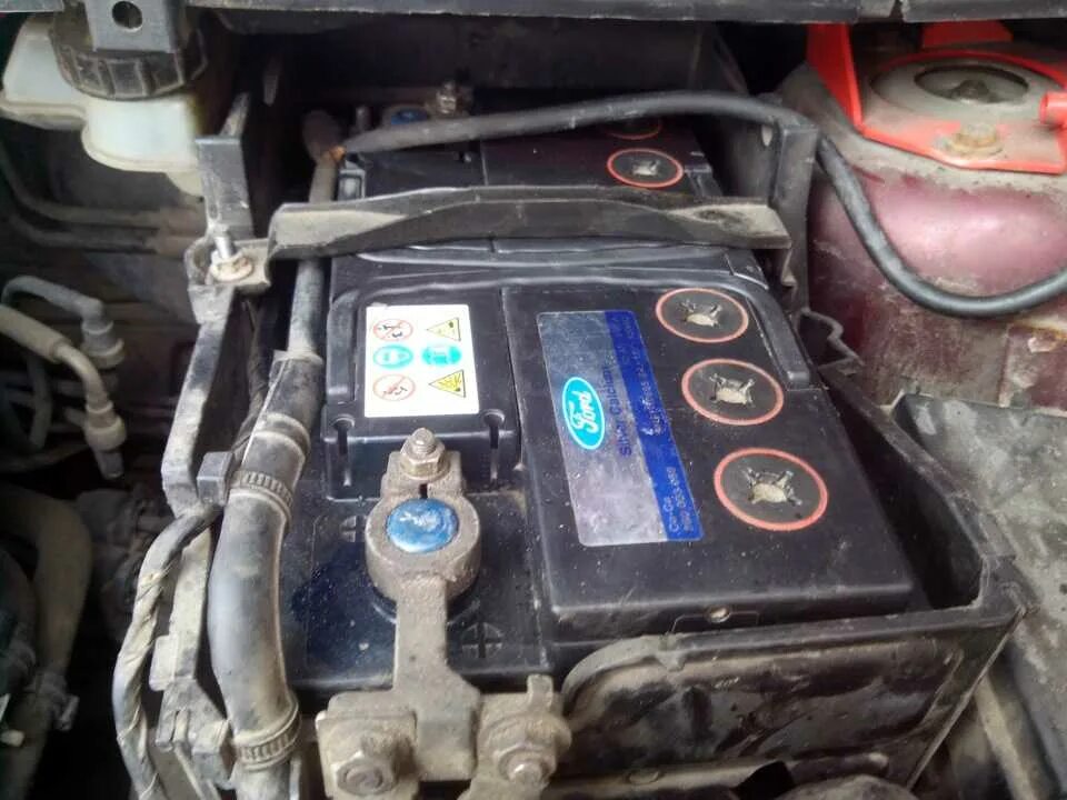 Аккумулятор фокус 2 размер. Акб форд фокус 2006 1,8. фокус 2 2002 г акб. ford focus 2 акб. акб форд фокус 2 1.8.