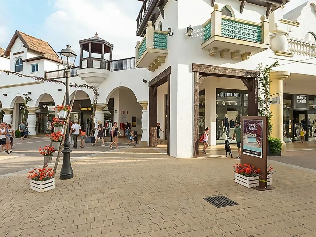 Serravalle outlet. Outlet Village Италия. Фиденца Виладж аутлет. Серравалле аутлет. Аутлет Александрия Италия.