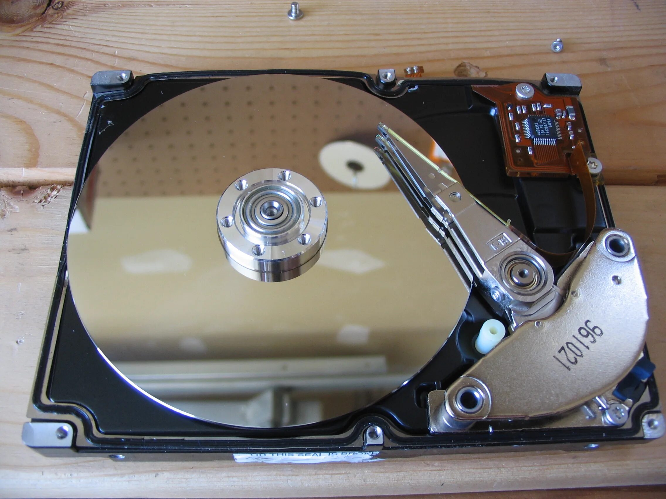 Жесткий диск открытый. HDD вскрытый. Жесткий диск покрытия. Жесткий диск с открытой крышкой.