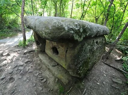 Плиточный дольмен