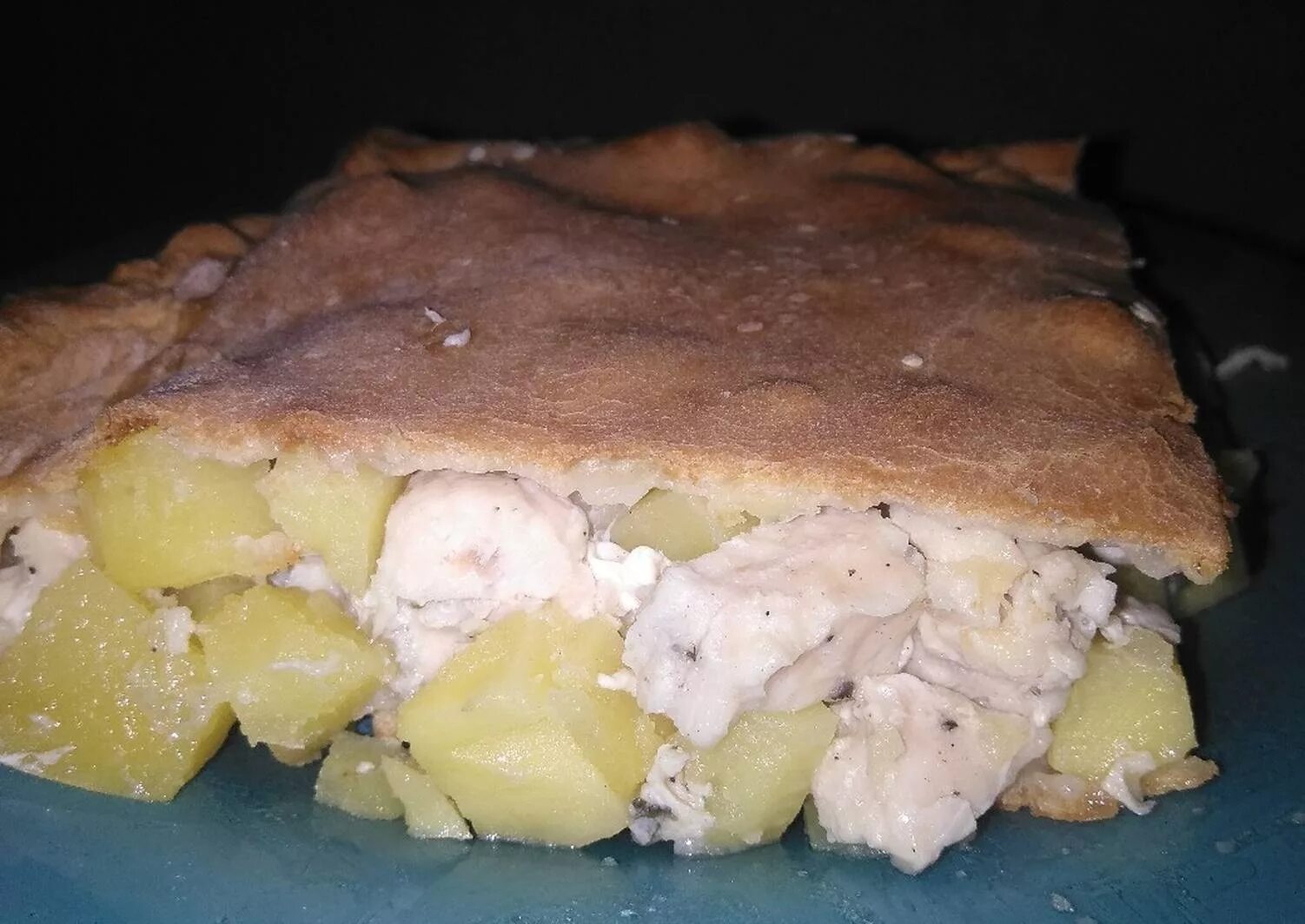 Сколько времени печь пирог с картошкой. Пирог с курицей. пирог с картошкой в духовке. пирог с курицей и картофелем. пирог с курицей и картофелем в духовке.